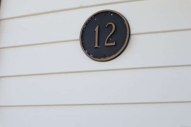 Building Photo - 12 Pinehurst Ln