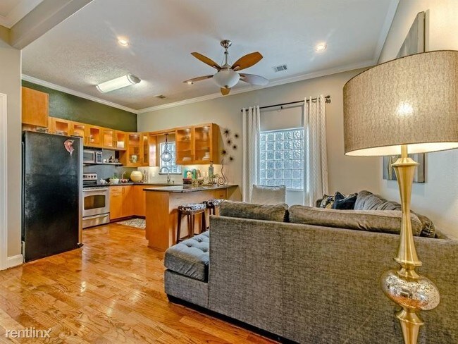 Building Photo - 2 br, 1 bath Apartment - 2626 Reagan St