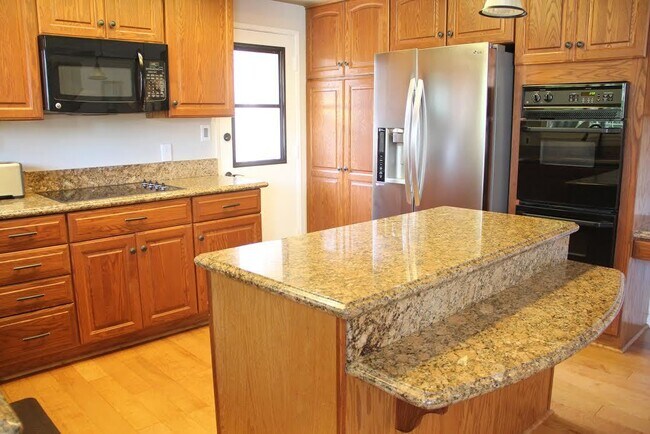 Foto del edificio - Gorgeous 4 Bedroom, 2 Bath in the Lovely Huntington Beach!