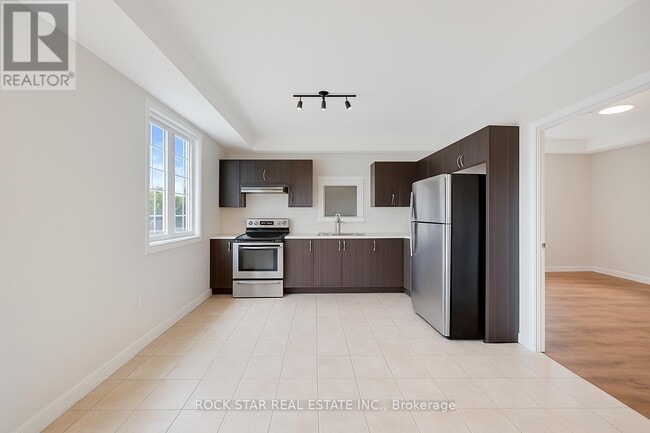 Building Photo - 11 Chestnut St E