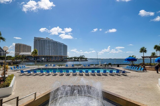 Foto del edificio - 905 Brickell Bay Dr