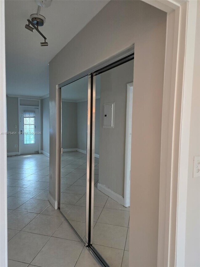 Building Photo - 441 Collins Ave