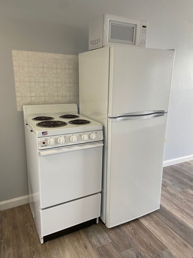 Building Photo - Studio Apartment in Hollister