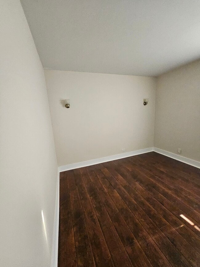 Building Photo - 1571 Cove Dr
