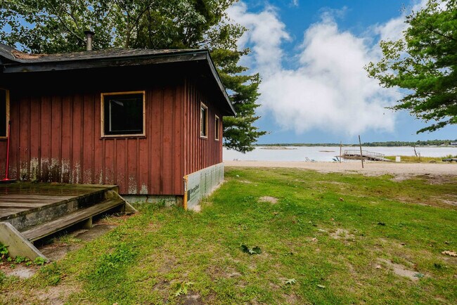 Photo du bâtiment - 80 Sand Bay Rd