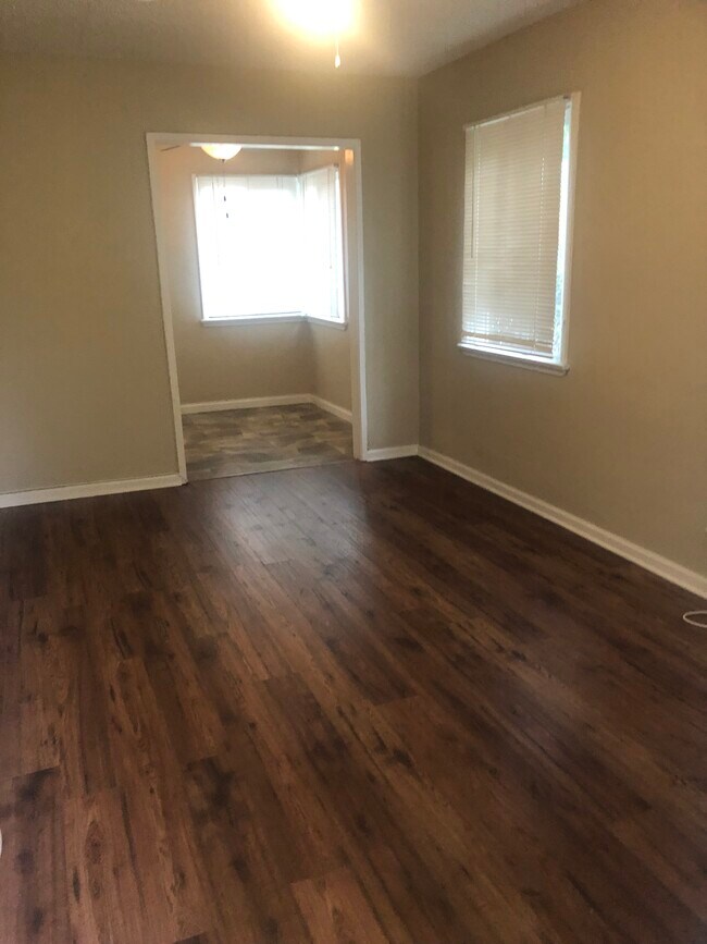 entry - 1747 N Hollywood Way