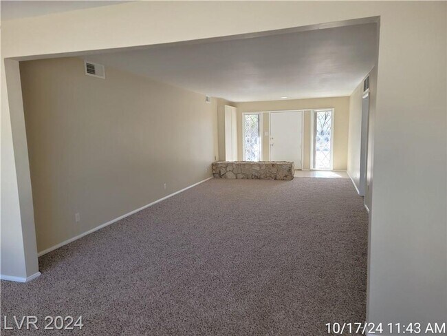 Building Photo - Conveniently located just minutes from the...