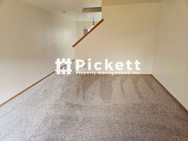 Building Photo - 3 Bedroom Townhouse in East Bremerton