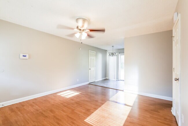 Foto del edificio - 6641 Wealthy Ct