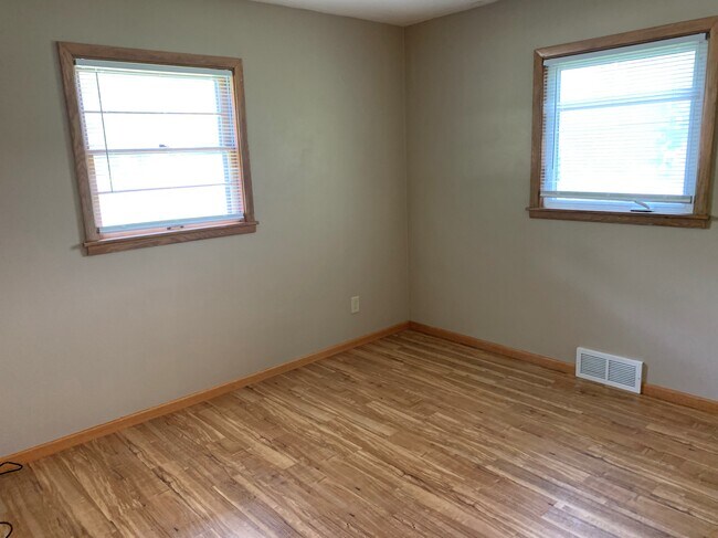 Foto del edificio - 737 Forest Hills Dr SW