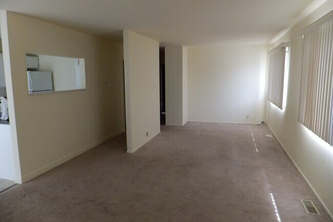 Building Photo - 622 Breakers Point