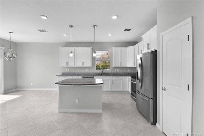 Building Photo - 10550 SW Captiva Dr