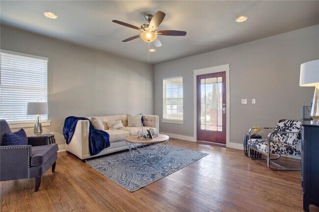Building Photo - Craftsman Style Bungalow Within Walking Di...