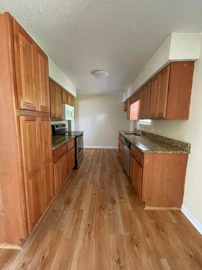 Building Photo - 2104 Greenoaks Rd