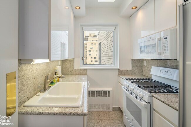 Building Photo - 20 E 68th St