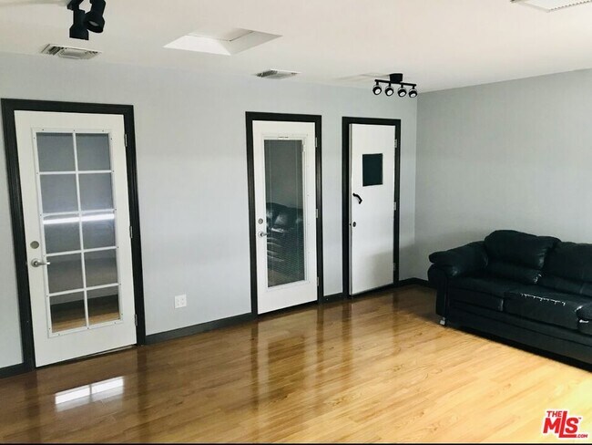 Foto del edificio - 8120 Winsford Ave
