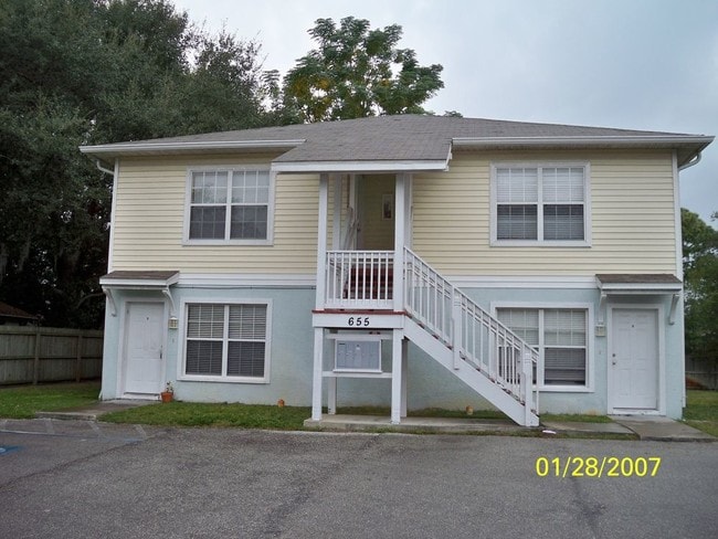 Building Photo - 2Br 1 Ba end unit