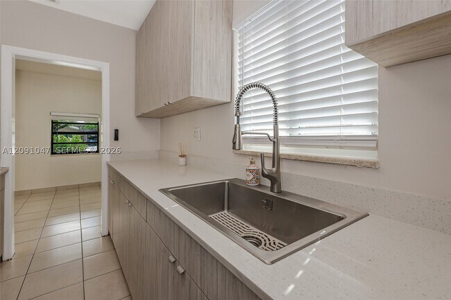 Foto del edificio - 1679 NE 176th St