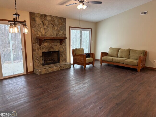 Foto del edificio - 332 Brooke Wood Dr