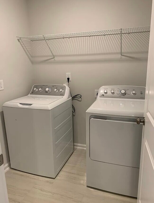 Building Photo - 525 Hazy Hls Ln