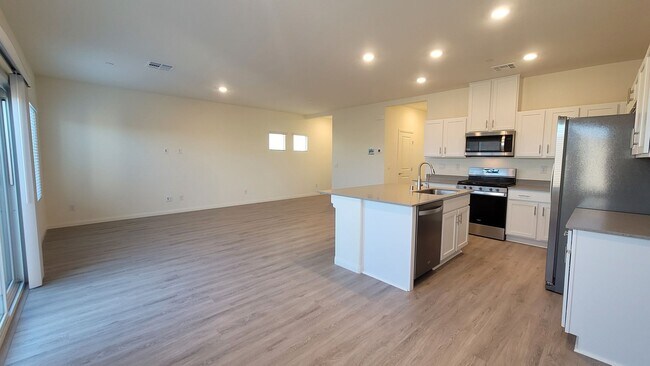 Building Photo - GORGEOUS BRAND NEW D.R. HORTON HOME in SPE...