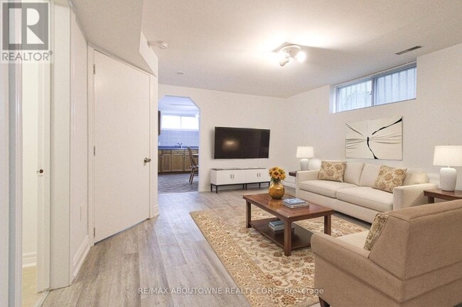 Building Photo - 34 Glenmanor Dr