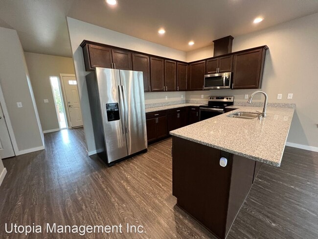 Building Photo - 4 br, 3.5 bath House - 1669 Bayview Ave