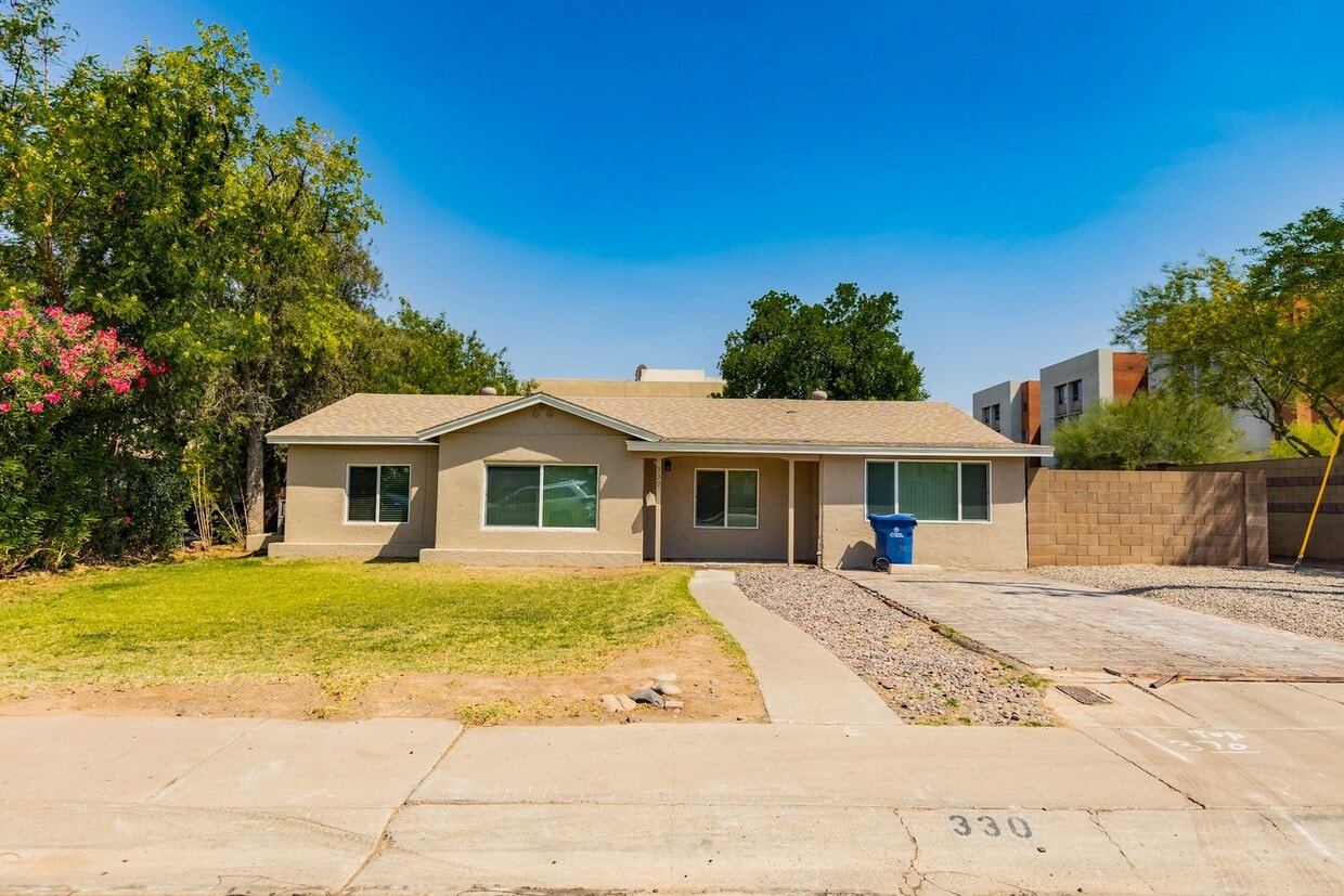 Primary Photo - Perfect 4 bed 2 bath home across the stree...