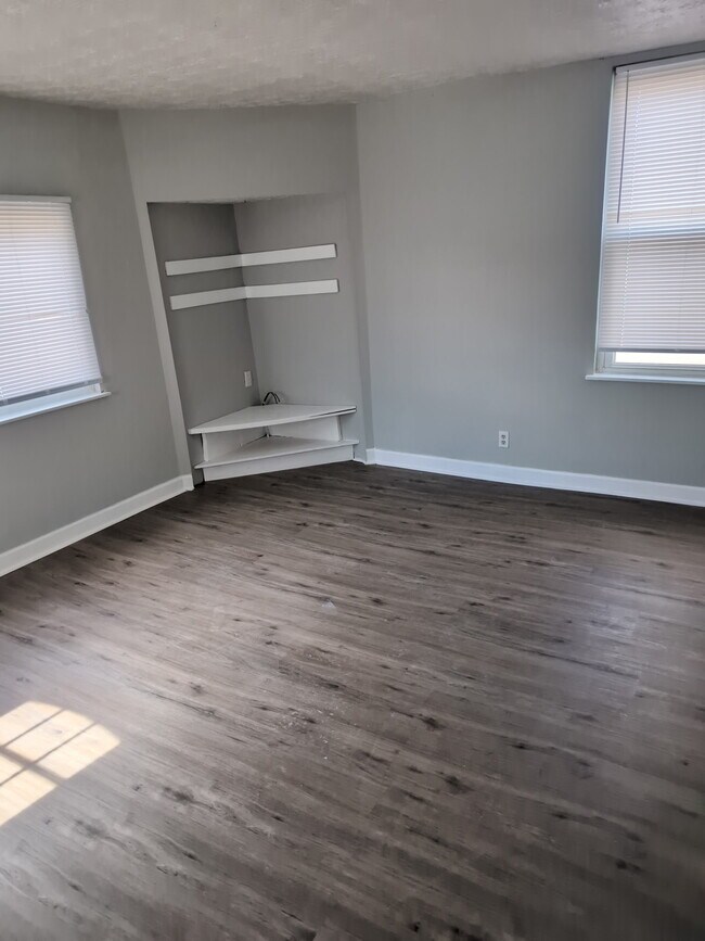 Foto del edificio - 4618 Sullivan Ave