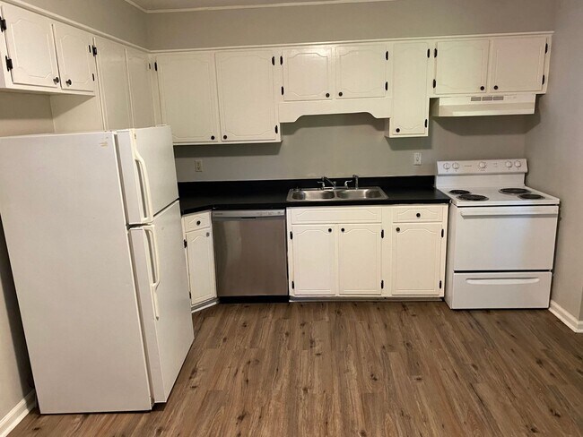 Building Photo - Nicely updated 2 bed 1 bath duplex