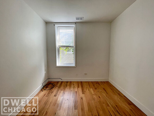 Building Photo - 923 S Carpenter St