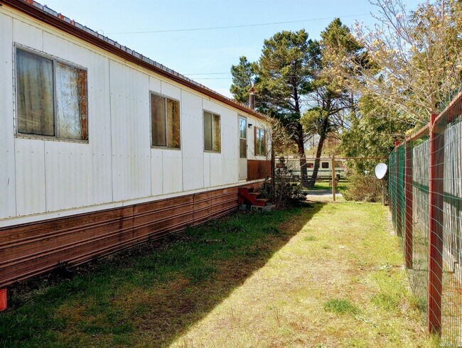 Building Photo - 3bd 1.75 ba Fenced Yard