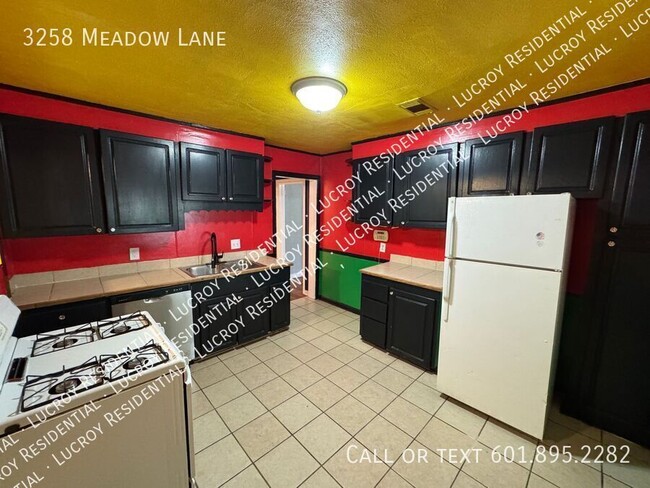 Building Photo - 3258 Meadow Ln