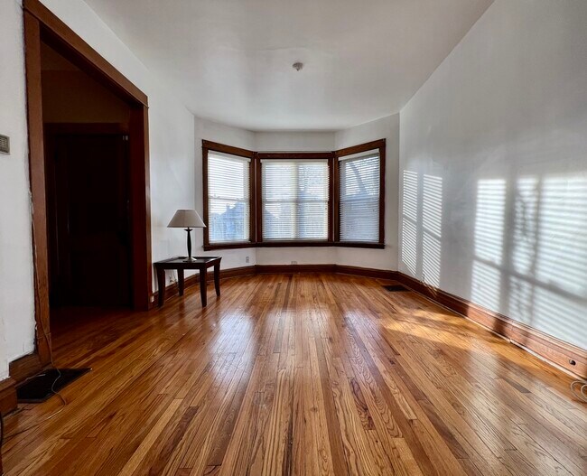 Building Photo - 2155 N Kilbourn Ave
