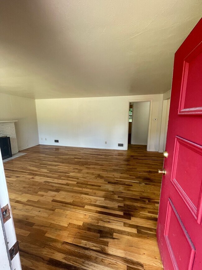 Building Photo - Fantastic SE Salem location!