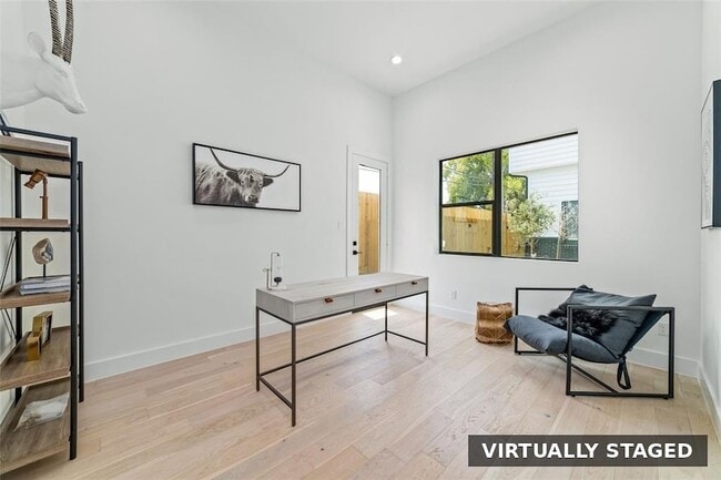 Foto del edificio - 5905 Fairdale Ln