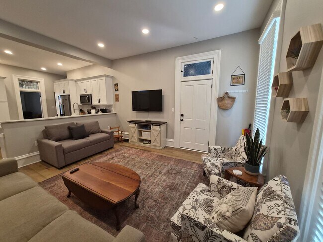 Foto del edificio - Full Furnished 2 Bed/1 Bath with Utilities Included