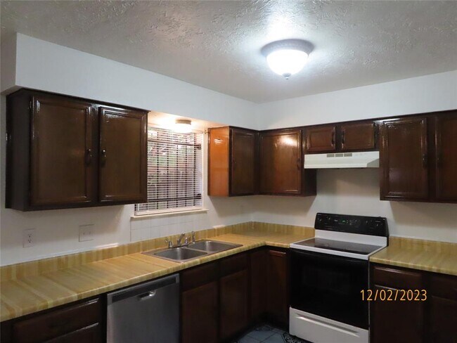 Building Photo - 15223 Dunstable Ln