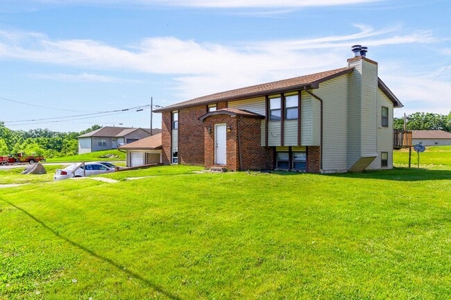 Building Photo - 3201 Elm Grove Dr