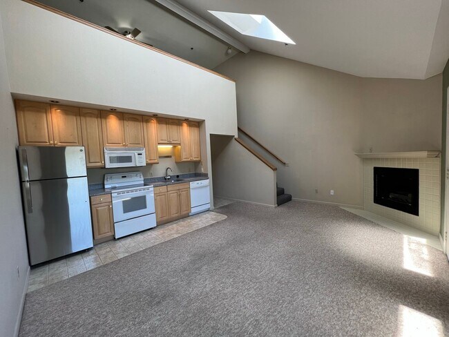 Building Photo - 2 Bed, 2 Bath Upper Level Condo