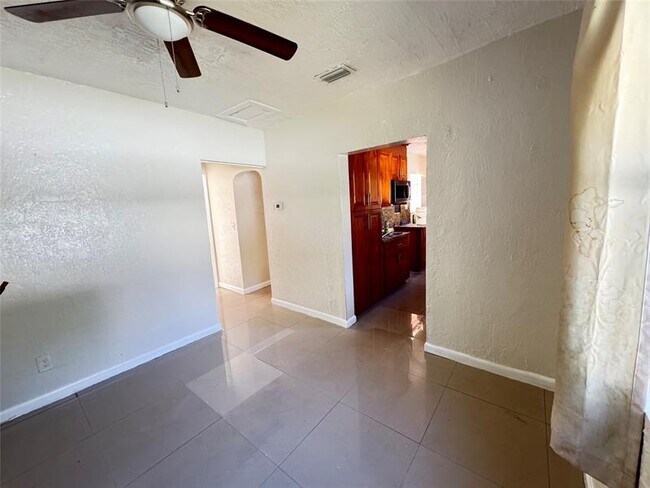 Foto del edificio - 315 NE 125th St