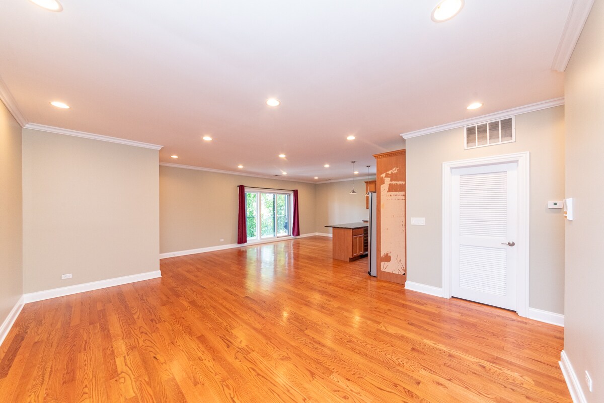 6155 N Ravenswood Ave Unit 2, Chicago, IL 60660 Condo for Rent in Chicago, IL