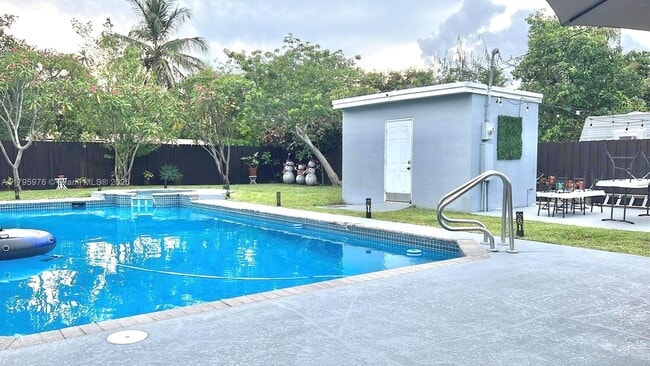 Foto del edificio - 1165 NE 128th St