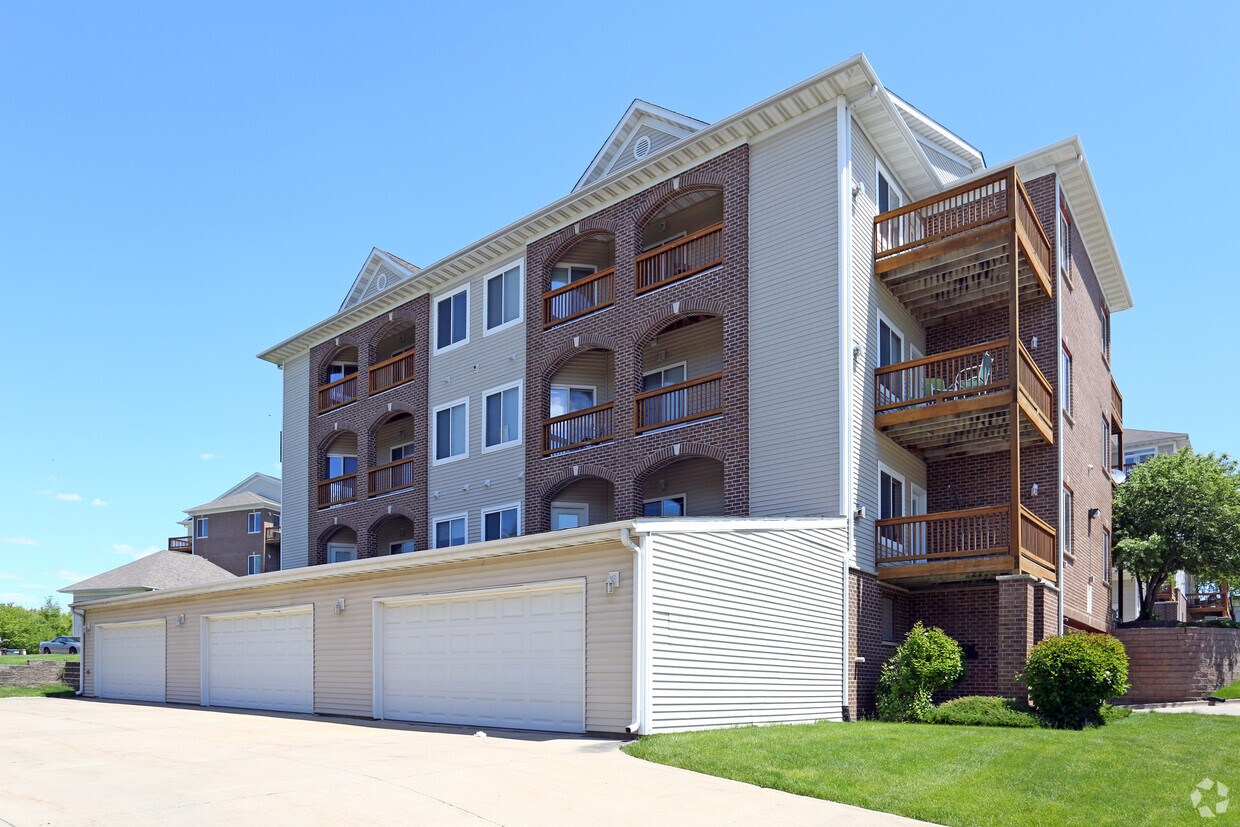 Woodridge Estates Apartments in Coralville, IA