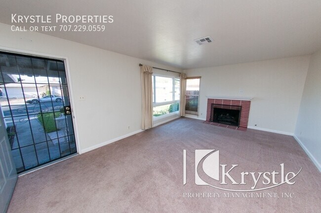 Foto del edificio - Charming Home with Fireplace, Sunroom, and...