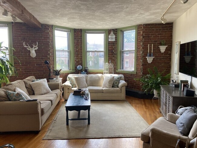 Foto del edificio - 210 Chestnut Hill Ave