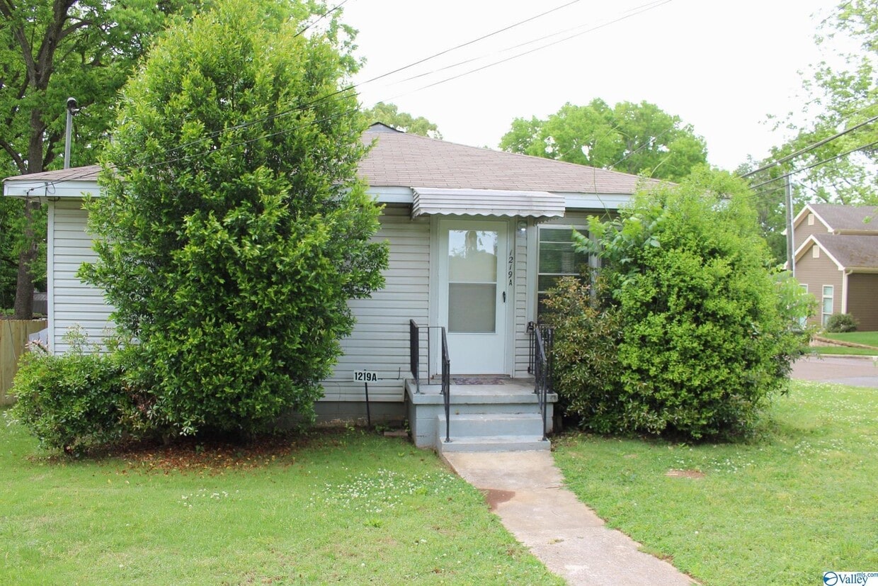 1219 Highland Ave SE Unit A, Huntsville, AL 35801 Room for Rent in