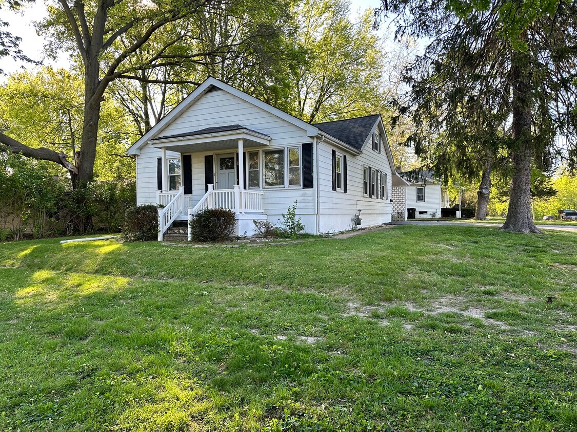 Primary Photo - 1604 E Main St