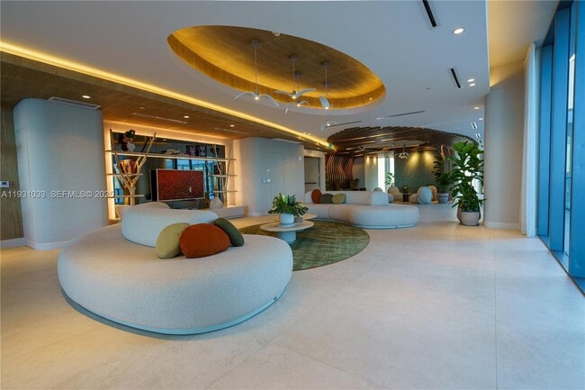 Foto del edificio - 700 NE 24th St