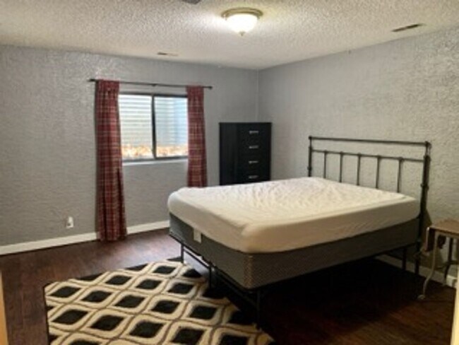 Foto del edificio - Huge room in a large shared home, private bathroom, great neighborhood, friendly roommates!